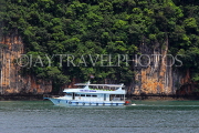 THAILAND, Phang Nga Bay, limestone islands, islet rock formations, tour boat, THA4254JPL