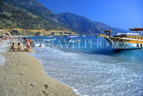 TURKEY, Fethiye area, beach, boats and holidaymakers, TUR584JPL