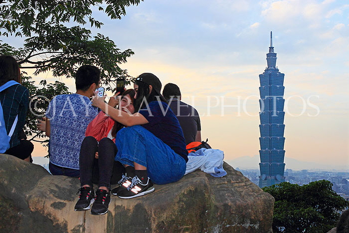 Taiwan, TAIPEI, Elephant Mountain, visitors viewing Taipei 101 from peak, at dusk, TAW449JPL