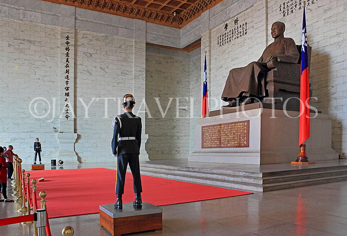 Taiwan, TAIPEI, Liberty Square, Chiang Kai-shek Memorial Hall, Chiang Kai-shek statue & guard, TAW847JPL
