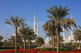 UAE, ABU DHABI, Sheik Zayed Mosque, and palm tree lined avenue, UAE657JPL