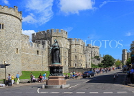 UK, Berkshire, Windsor, WINDSOR CASTLE, and Queen Victoria statue, UK34222JPL