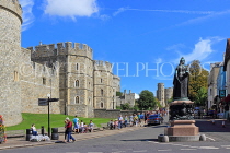 UK, Berkshire, Windsor, WINDSOR CASTLE, and Queen Victoria statue, UK34224JPL