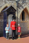 UK, Berkshire, Windsor, WINDSOR CASTLE, tourists posing for photo with Queen's Guard, UK34276JPL