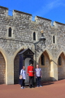 UK, Berkshire, Windsor, WINDSOR CASTLE, tourists posing for photo with Queen's Guard, UK34277JPL