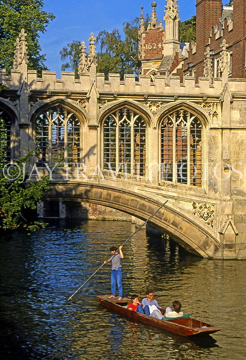UK, Cambridgeshire, CAMBRIDGE, Bridge of Sighs and punting, UK5495JPL