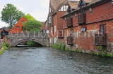 UK, Hampshire, WINCHESTER, bridge over River Itchen and City Mill beyond, UK7948JPL