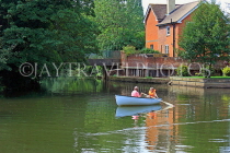 UK, Kent, TONBRIDGE, River Medway and couple boating, UK13234JPL