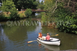 UK, Kent, TONBRIDGE, couple boating on River Medway, UK13226JPL