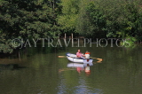 UK, Kent, TONBRIDGE, couple boating on River Medway, UK13227JPL