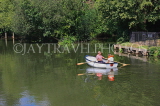 UK, Kent, TONBRIDGE, couple boating on River Medway, UK13228JPL