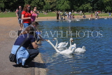 UK, LONDON, Kensington Gardens, Round Pond, people feeding the swans, UK10010JPL