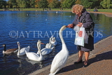 UK, LONDON, Kensington Gardens, Round Pond, woman feeding the swans, UK1067JPL