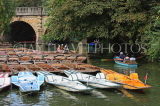 UK, Oxfordshire, OXFORD, Magdalen Bridge, River Cherwell, punts and pedal boats, rowers, UK13134JPL
