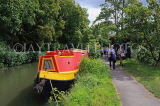 UK, Oxfordshire, OXFORD, Oxford Canal and houseboat, canalside path and walkers, UK13165JPL