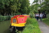 UK, Oxfordshire, OXFORD, Oxford Canal and houseboat, canalside path and walkers, UK13166JPL