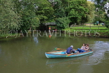 UK, Oxfordshire, OXFORD, River Cherwell, and people rowing boat, UK13137JPL