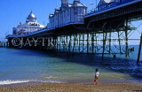 UK, Sussex, EASTBOURNE, Eastbourne Pier, child with bucket, on beach, UK4402JPL