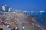 UK, Sussex, EASTBOURNE, crowded beach, Pier in background, UK4380JPL
