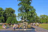UK, Warwickshire, STRATFORD-UPON-AVON, Bancroft Gardens, Swan sculpture fountain, UK25604JPL