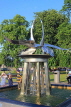 UK, Warwickshire, STRATFORD-UPON-AVON, Bancroft Gardens, Swan sculpture fountain, UK25606JPL