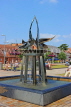 UK, Warwickshire, STRATFORD-UPON-AVON, Bancroft Gardens, Swan sculpture fountain, UK25615JPL