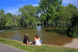 UK, Wiltshire, SALISBURY, couple relaxing by River Avon, by the Old Mill Hotel, UK8327JPL