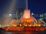 USA, Illinois, CHICAGO, Buckingham Fountain and night skyline, CHI711JPL