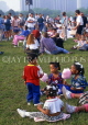 USA, Illinois, CHICAGO, Grant Park, Blues Festival, children eating candyfloss, US3798JPL