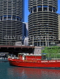 USA, Illinois, CHICAGO, Marina Towers and cruise boat, US3317JPL