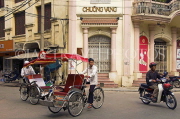 VIETNAM, Hanoi, cyclos on the street, VT556JPL