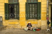 VIETNAM, Hanoi, roadside vendor, VT582JPL