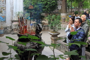 Vietnam, HANOI, Quan Thanh Temple (Tran Vu), courtyard, and worshippers, VT1643JPL