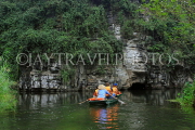 Vietnam, Ninh Binh, TRANG AN, tour boat entering cave, VT2231JPL
