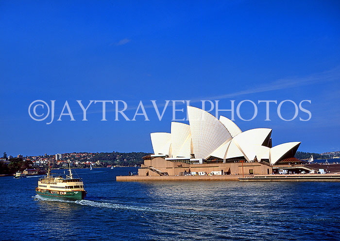 AUSTRALIA, New South Wales, SYDNEY, Sydney Opera House and harbour ferry, AUS157JPL