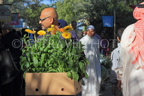 BAHRAIN, Budaiya, Farmers' Market, shopper with flowers, BHR1164JPL