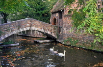 Belgium, BRUGES, St Bonifacius Bridge (Stonebridge), and sightseeing canal boat, BEL213JPL
