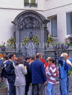 Belgium, BRUSSELS, Manneken-Pis fountain and tourists, BRS35JPL