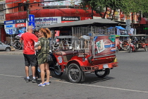 CAMBODIA, Phnom Penh, tourists negotiating with Tuk Tuk driver, CAM2120JPL