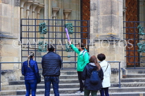 Czech Rep, PRAGUE, Prague Castle complex, guide with tour group, CZ1297JPL