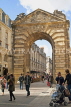 FRANCE, Aquitaine, BORDEAUX, and old town gateway (Rue Porte Dijeaux),  FRA2149JPL