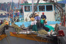 HONG KONG, Cheung Chau island, harbour, fishermen sorting out their nets, HK1550JPL