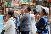 HONG KONG, Hong Kong Island, Repulse Bay, Kwun Yam shrine, worshippers, HK2318JPL