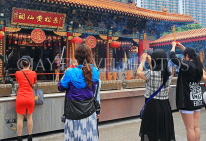 HONG KONG, Kowloon, Wong Tai Sin Temple, Main Altar, worshippers, incense sticks, HK1134PL