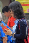 HONG KONG, Kowloon, Wong Tai Sin Temple, worshipper shaking Fortune Sticks, HK1149JPL