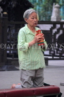 HONG KONG, Kowloon, Wong Tai Sin Temple, worshipper shaking Fortune Sticks, HK1161JPL