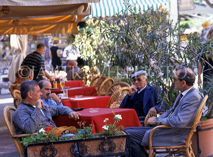 ITALY, Campania, Amalfi Coast, RAVELLO, cafe scene and locals chatting, ITL919JPL