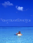 MALDIVE ISLANDS, holidaymaker with cocktail, in shallow water, MAL654JPL