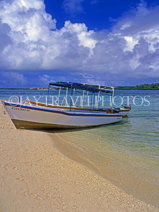 MAURITIUS, east coast, near Trou d'eau Douce, boat and beach, MRU115JPL
