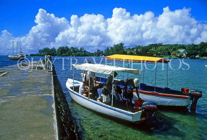 MAURITIUS, excursion boat (to Ile Aux Cerfs) at pier, MRU335JPLA